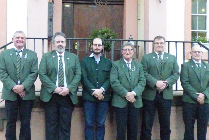 Von links: Michael Ebi (Leiter Hegering Waldshut), Ralf Matt (neuer Bläser-Obmann), Tobias Westen, (stellv. Bläserobmann), Bernd Matt (bisheriger Obmann), Klaus Obrist (musikal. Leiter), Markus Hölzer (stellv. HR-Leiter)
